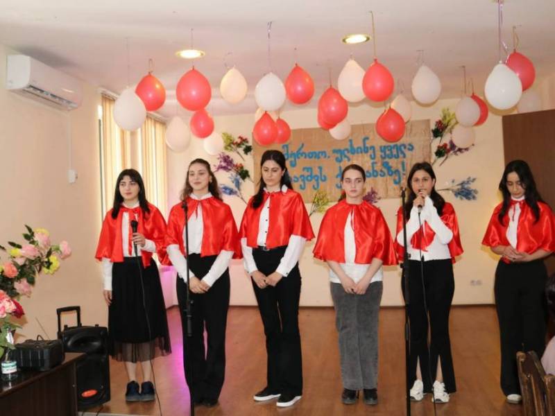 ავშვთა დაცვის საერთაშორისო დღეს, საზეიმოდ მორთულ მოსწავლეთა სახლში, ამავე სახლის...